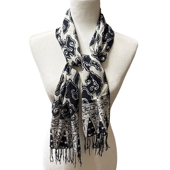 Beatiful Black & White Batik Scarf - Picture 3 of 6